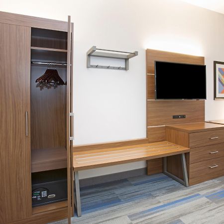 Holiday Inn Express Kansas City - At The Legends! By Ihg Bonner Springs Стая снимка