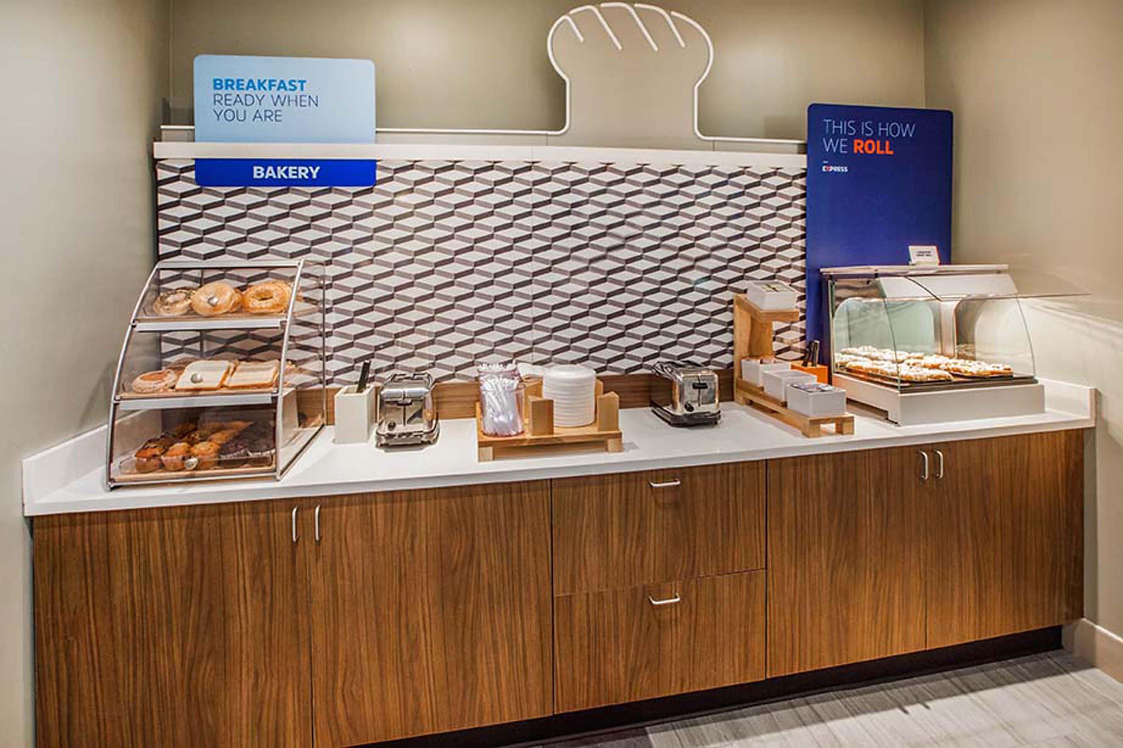 Holiday Inn Express Kansas City - At The Legends! By Ihg Bonner Springs Екстериор снимка