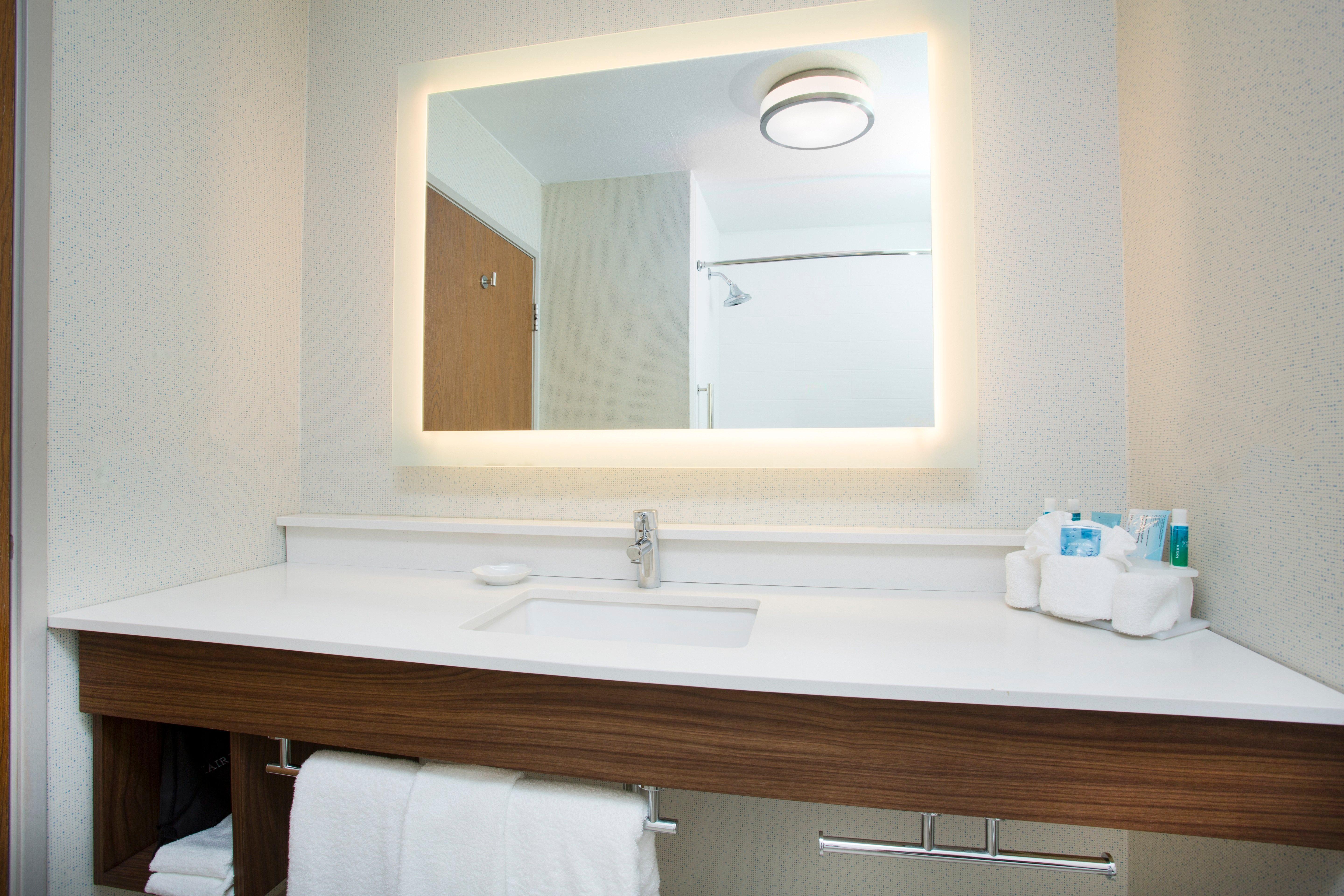 Holiday Inn Express Kansas City - At The Legends! By Ihg Bonner Springs Екстериор снимка