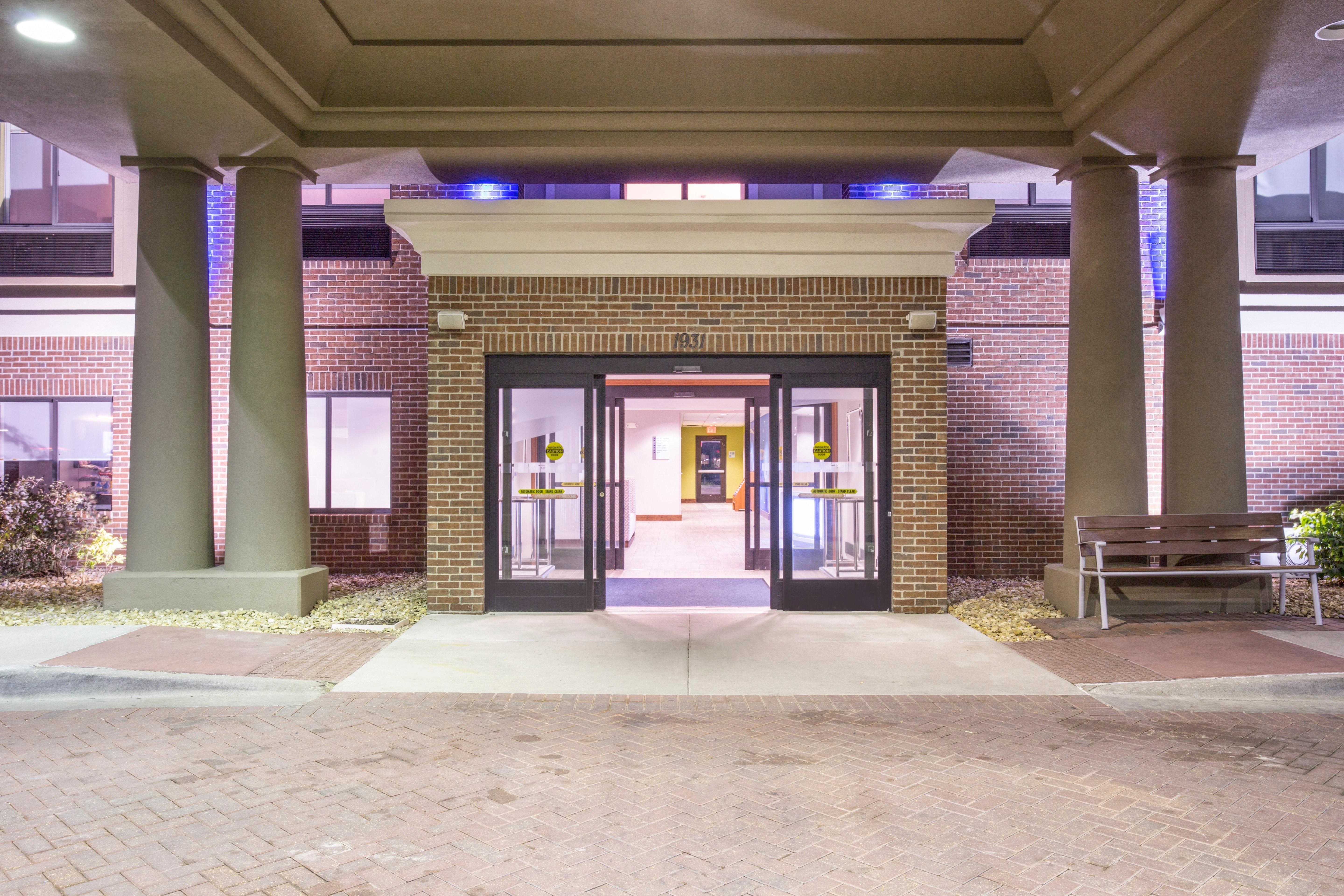 Holiday Inn Express Kansas City - At The Legends! By Ihg Bonner Springs Екстериор снимка